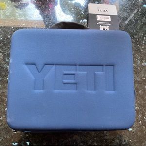YETI DAYTRIP™ LUNCH BOX (navy) - new with tags